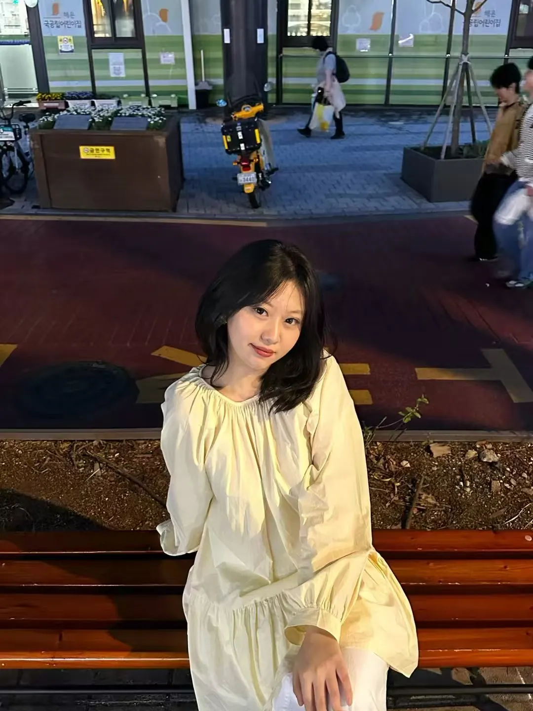 于滢在首尔街头的生活照